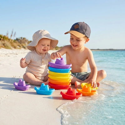 bebe grand frere assis plage jouent jouet de bain bebe