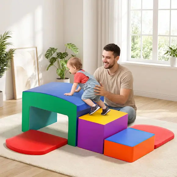 bébé grimpe parcours motricité bebe papa tient bébé