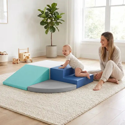 bébé grimpe quatre pattes marche parcours motricité bebe maman surveille