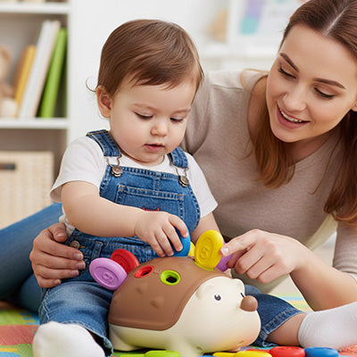 bebe guide par maman pour jouer jouet eveil bebe