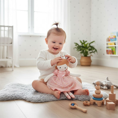 bebe heureuse joue avec couronne peluche doudou princesse