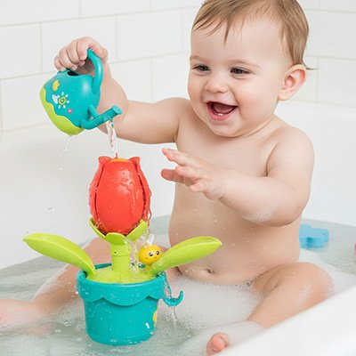bebe heureux assis baignoire arrose jouet baignoire bebe tulipe