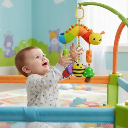 bébé heureux assis parc attrape élements suspendus hochet bebe chenille