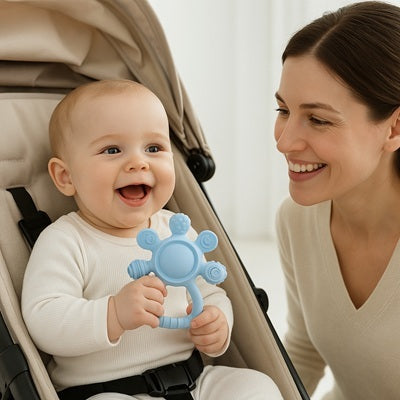 bebe heureux assis poussette tient anneau de dentition maman sourit