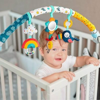 bebe heureux berceau arche d eveil