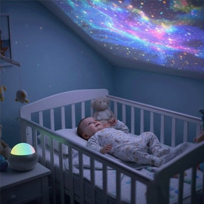 bebe heureux berceau chambre regarde galaxie projetee veilleuse projection bebe
