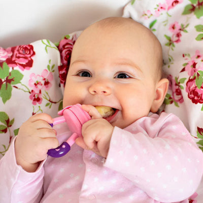 bebe heureux deguste grignoteuse bebe