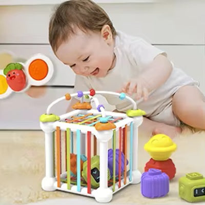 bebe heureux joue jouet bebe au sol