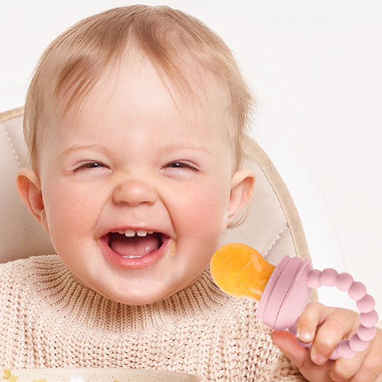 bebe heureux tient grignoteuse bebe