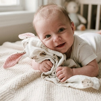 bebe heureux tummy time avec doudou bebe