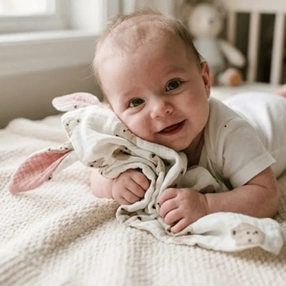 bébé heureux tummy time entoure doudou bebe bras