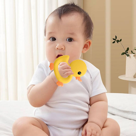 bebe joue avec anneau dentition bebe canard jaune