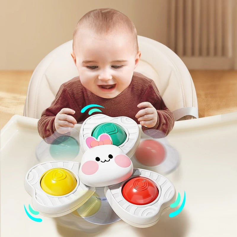 bebe joue avec jouet de bain bebe lapin