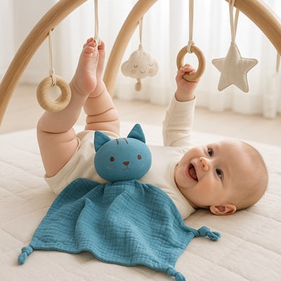 bebe joue hochets avec doudou pour bebe