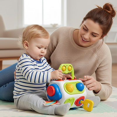 bebe joue jouet eveil bebe maman surveille