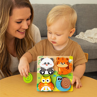 bebe joue puzzle bebe en bois maman regarde
