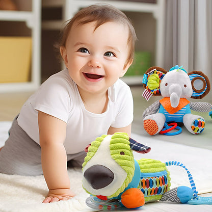bebe joue quatre pattes avec peluche hochet multifonctions
