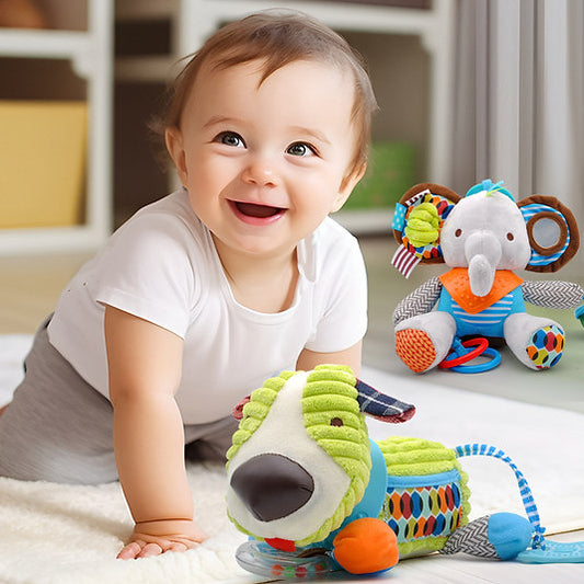 bebe joue quatre pattes avec peluche hochet multifonctions