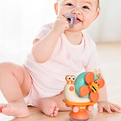 bebe joyeux assis au sol joue jouet pour bebe