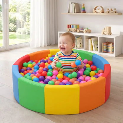 bébé joyeux joue balles piscine à balles colorées