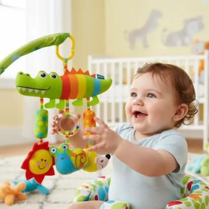 bébé joyeux joue hochet bebe crocodile