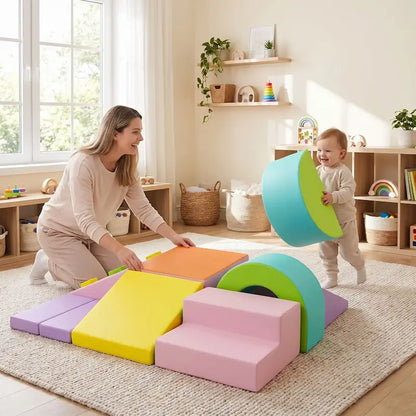 bébé joyeux porte demie lune maman installe parcours motricité bébé