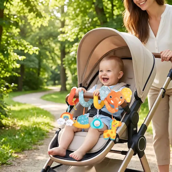bébé joyeux poussette hochet enroulé barre maman promène forêt