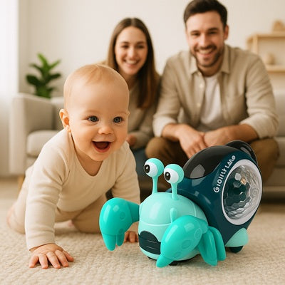bebe joyeux quatre pattes poursuit jouet bebe crabe rampant