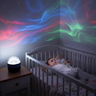 bébé lève mains regarde image projetée par veilleuse projection bebe 