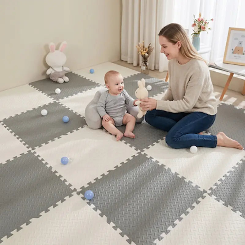 bébé maman assis jouent tapis en mousse puzzle blanc gris