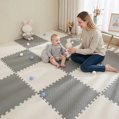 bébé maman assis jouent tapis en mousse puzzle blanc gris