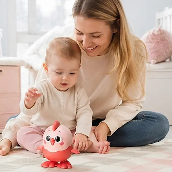 bébé maman assis tapis jouent jouet bebe poussin rose