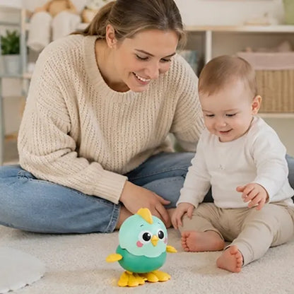 bébé maman assis tapis regardent jouet bebe poussin vert