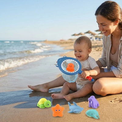 bebe maman plage bebe tient jouet de bain bebe