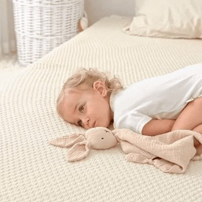 bebe moitie quatre patte reve pres doudou bebe lapin