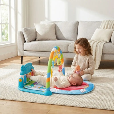 bebe pianote allonge tapis deveil bebe soeur tient poupee surveille
