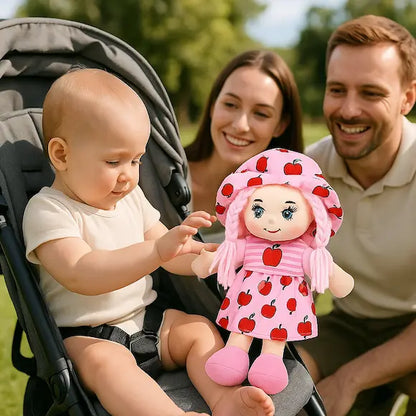 bébé poussette admire poupée de chiffon papa maman sourient