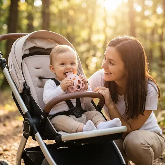 bébé poussette mord anneau de dentition bébé poussin maman sourit