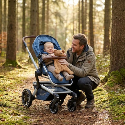bebe poussette tient doudou naissance ourson papa accroupi sourit bebe