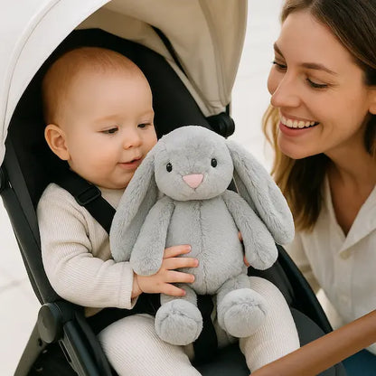 bébé poussette tient peluche bebe maman sourit