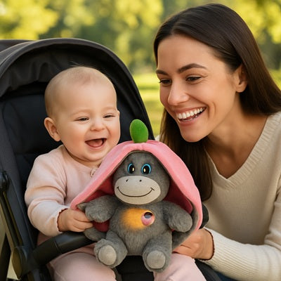 bebe poussette tient peluche qui respire maman sourit