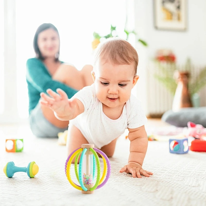 bebe quatre pattes joue hochet pour bebe