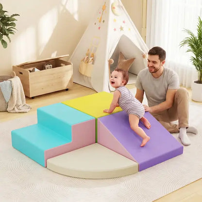 bébé quatre pattes parcours motricité bebe papa surveille