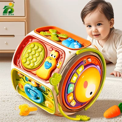 bebe quatre pattes regarde avec sourire son jouet eveil bebe