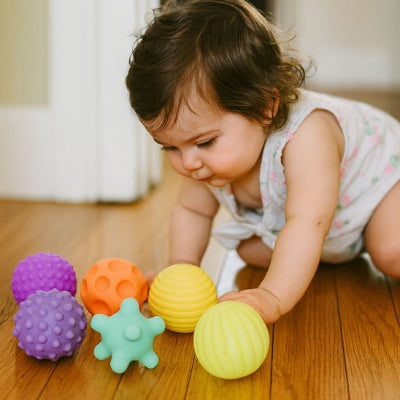 bebe quatre pattes regarde jouet bebe 1 an balles colorees