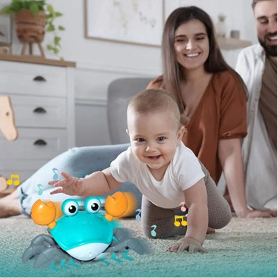 bebe quatre pattes suit jouet bebe crabe bleu parents sourient