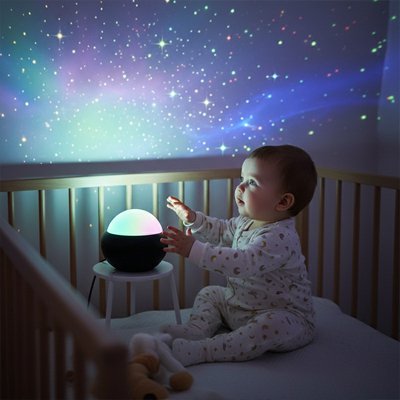 bebe regarde attentionné veilleuse projection bebe galaxie mur chambre bébé