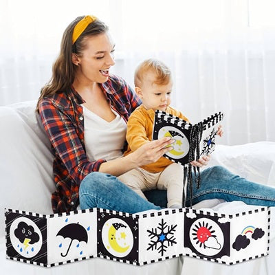 bebe regarde avec maman livre bebe noir et blanc lune