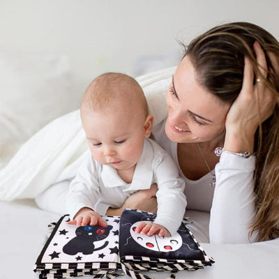 bebe regarde avec maman livre bebe noir et blanc sensoriel
