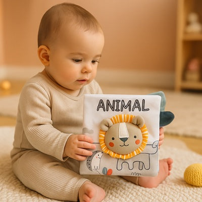 bebe regarde livre bebe lion